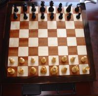 Gehuseform dem Chess-Master nachempfunden, Mahagoni/Ahorn/Ebenholz, Hochglanzlack