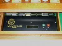 Turniermaschine Vancouver 68030: ausgefahrene Schublade mit grnem Display